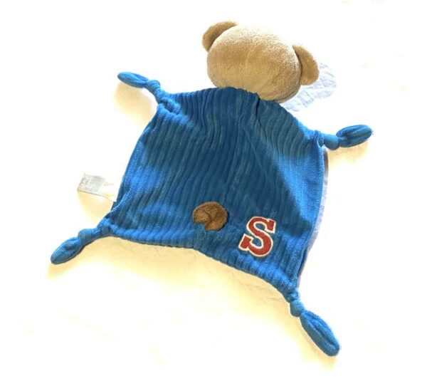 Arrière doudou petit ourson brun robe bleue étoile contour rouge