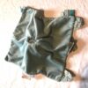 Dessous doudou petit chien chiot gris robe plate étendue bleue