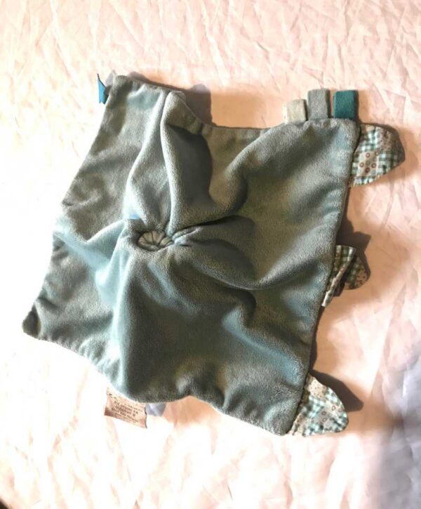 Dessous doudou petit chien chiot gris robe plate étendue bleue