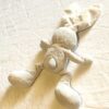 Arrière doudou petit lapin beige intérieur oreilles museau blancs
