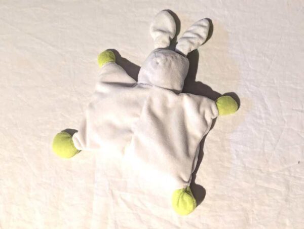 Arrière doudou petit lapin blanc membres écartés pattes oreilles vertes