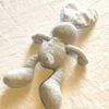 Arrière doudou petit lapin bleu intérieur oreilles museau blancs