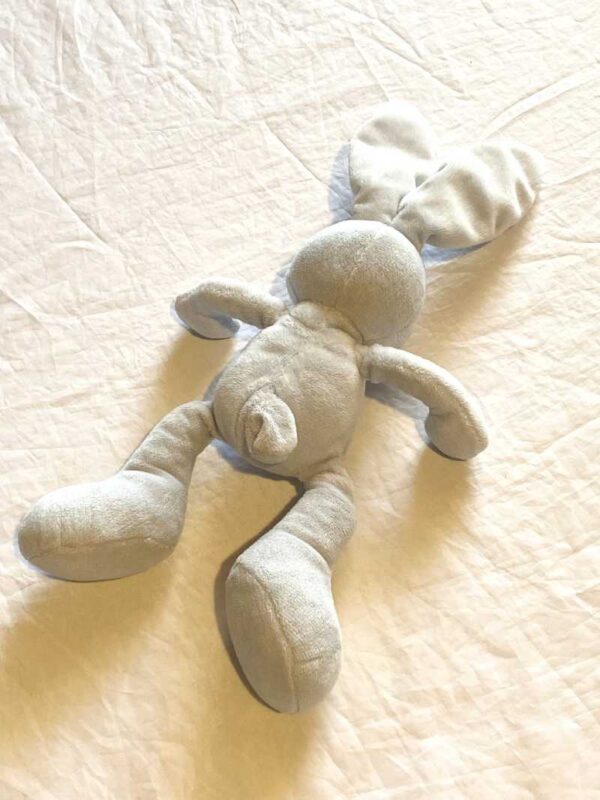 Arrière doudou petit lapin bleu intérieur oreilles museau blancs