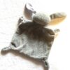Arrière doudou petit lapin gris masque doré corps blanc motif dessins