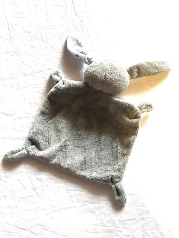 Arrière doudou petit lapin gris masque doré corps blanc motif dessins