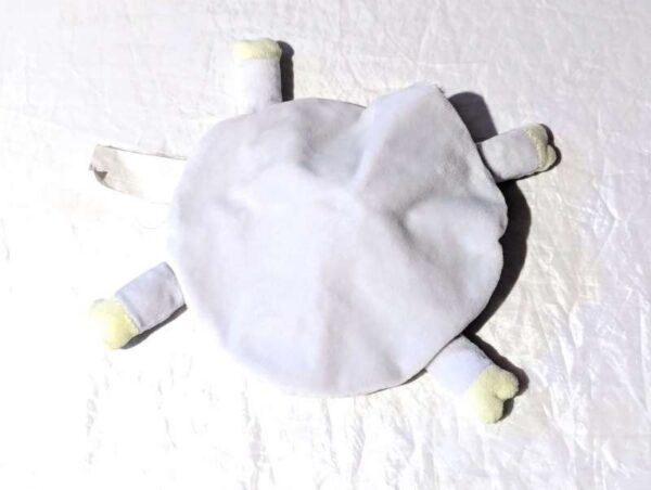 Dessous doudou petit mouton bleu clair robe ronde bleue fleurs blanches