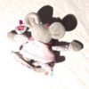 Arrière doudou petite souris grise hochet robe rose