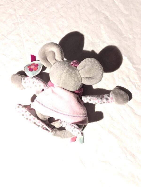 Arrière doudou petite souris grise hochet robe rose