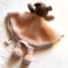 Arrière doudou petit rhinocéros gris robe demi ronde rose