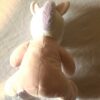 Arrière peluche normale licorne assise vêtement rose corne violette pailletée