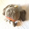 Arrière peluche normale élephanteau gris grosse boule aplatie grandes oreilles chapeau jaune cône boutique enfance-douceur Arrière peluche normale élephanteau gris grosse boule aplatie grandes oreilles chapeau cône