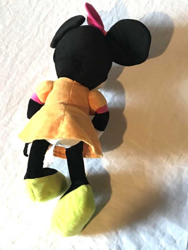 Arrière peluche normale grande minnie gâteau rouge petit coeur rouge