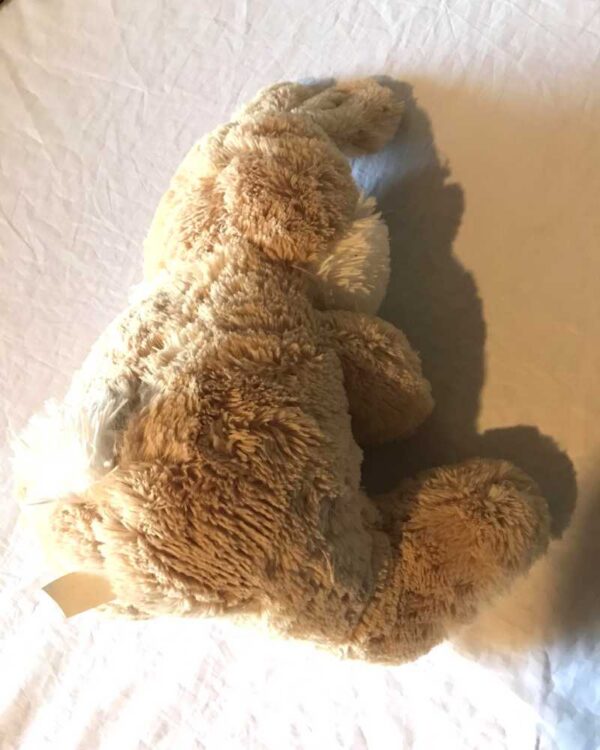 Arrière peluche normale gros lapin brun ruban motifs géométriques carrés