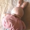 Arrière peluche normale lapin rose lignes fines horizontales blanches