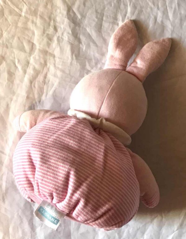 Arrière peluche normale lapin rose lignes fines horizontales blanches