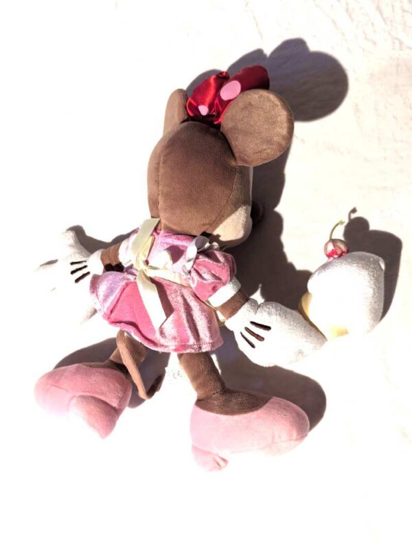 Arrière peluche normale souris minnie ruban rouge pois cornet glace main