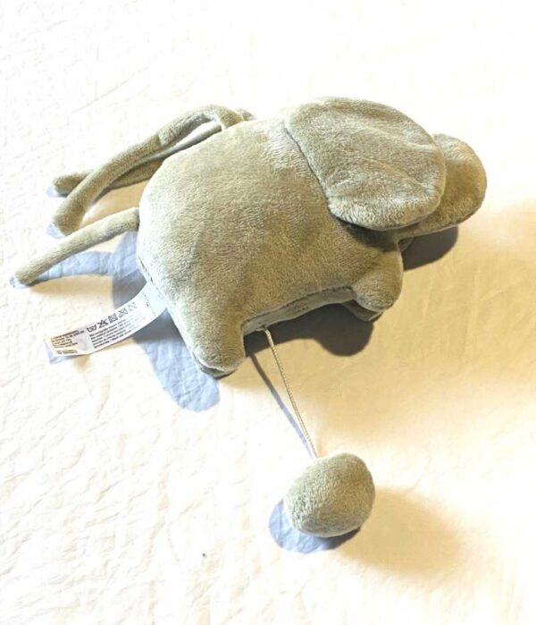Arrière peluche normale petit éléphant gris intérieur oreilles verts boule musicale