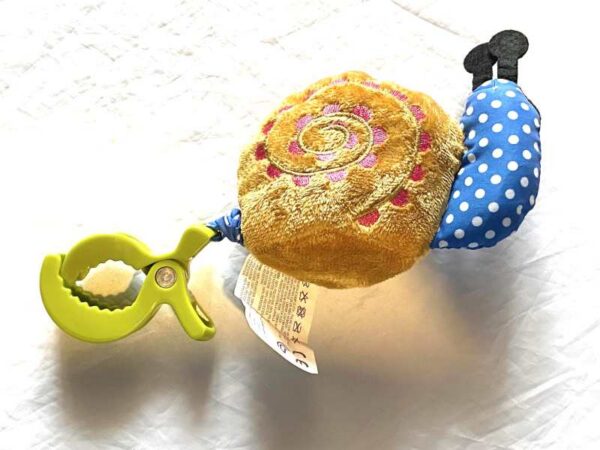 Arrière de la peluche normale petit escargot marron mobile pince verte