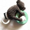 Arrière peluche normale petit singe chimpanzé anthracite grand cercle anneau vert