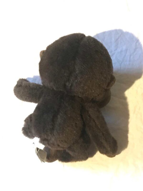 Arrière peluche normale petit singe marron foncé grands yeux sombres