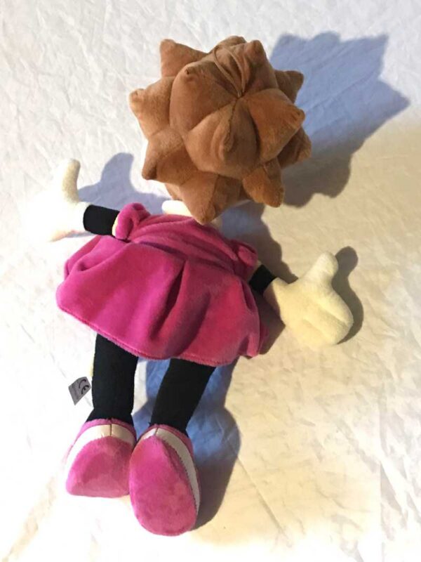 Arrière peluche normale petite fille cheveux bruns piques robe ruban souliers roses écriture N