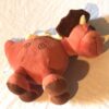 Côté peluche normale dinosaure rouge ocre crinière tête dos spirales corps