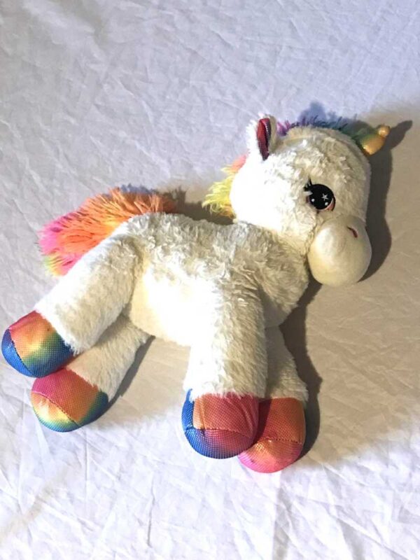 Côté peluche normale petite licorne blanche crinière queue pattes multicolores