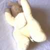Dessous peluche normale petit ourson brun allongé dort pyjama jaune