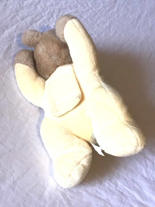 Dessous peluche normale petit ourson brun allongé dort pyjama jaune