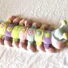 Dessus peluche normale mille pattes multicolore petit chapeau hochet
