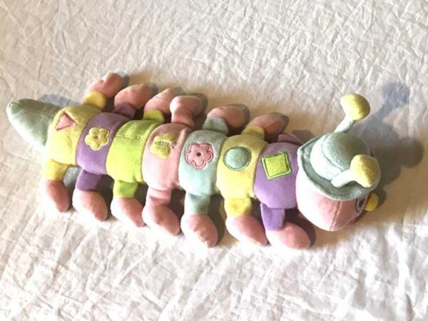 Dessus peluche normale mille pattes multicolore petit chapeau hochet