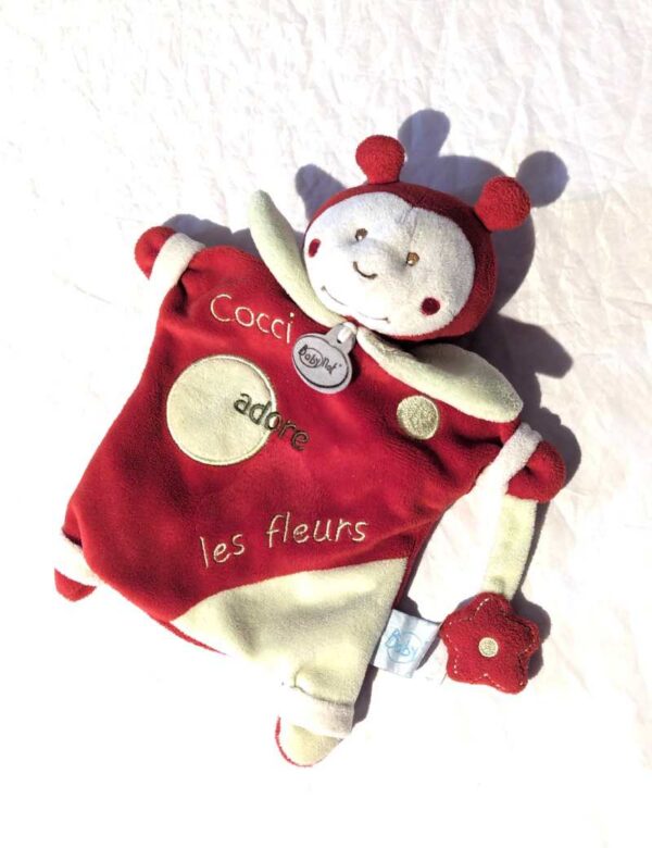 Doudou coccinelle écritures cocci adore les fleurs petite fleur main