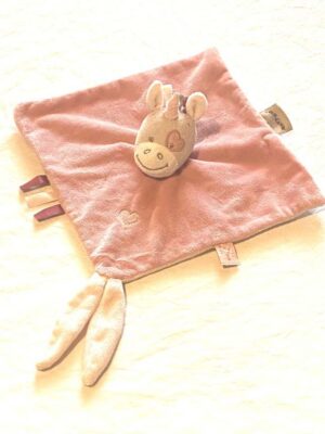 Doudou petite licorne grise petit coeur corne robe mauves