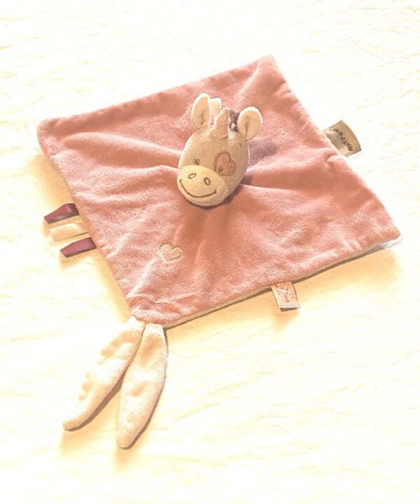 Doudou petite licorne grise petit coeur corne robe mauves