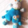 Doudou petit cheval bleu veste bleue bandana vert