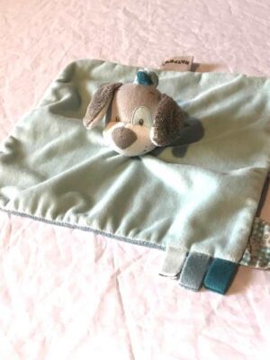 Doudou petit chien chiot gris robe plate étendue bleue