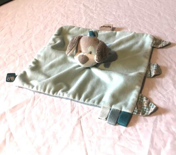 Doudou petit chien chiot gris robe plate étendue bleue