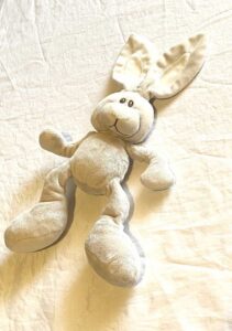 Doudou petit lapin beige intérieur oreilles museau blancs