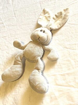 Doudou petit lapin beige intérieur oreilles museau blancs
