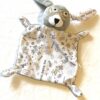 Doudou petit lapin gris masque doré corps blanc motif dessins