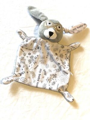 Doudou petit lapin gris masque doré corps blanc motif dessins