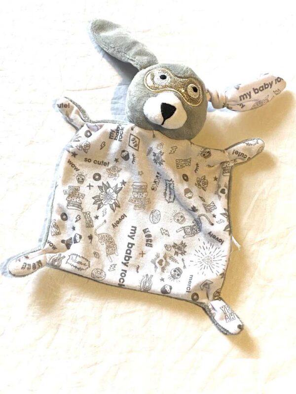 Doudou petit lapin gris masque doré corps blanc motif dessins