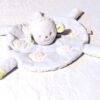 Doudou petit mouton bleu clair robe ronde bleue fleurs blanches