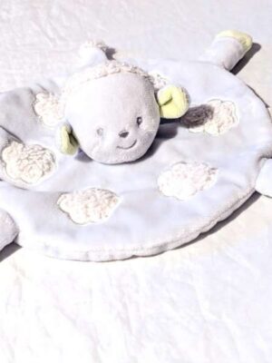 Doudou petit mouton bleu clair robe ronde bleue fleurs blanches