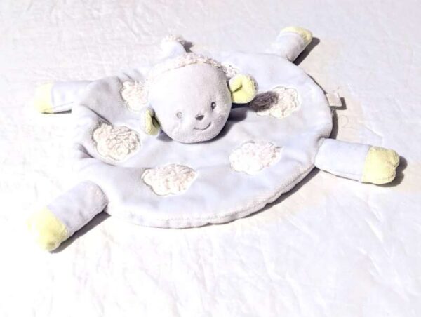 Doudou petit mouton bleu clair robe ronde bleue fleurs blanches