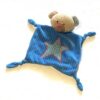 Doudou petit ourson brun robe bleue étoile contour rouge