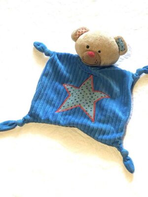 Doudou petit ourson brun robe bleue étoile contour rouge