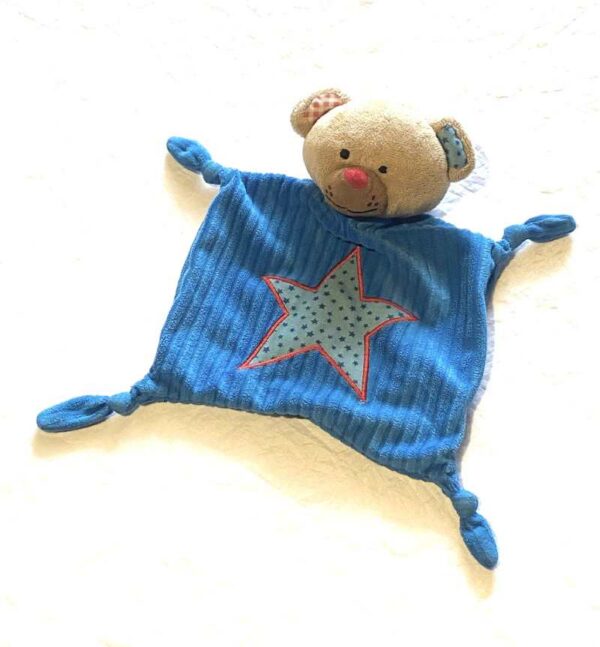 Doudou petit ourson brun robe bleue étoile contour rouge