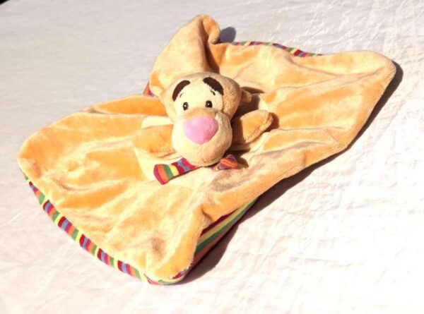 Doudou petit tigrou orange robe écharpe rayures multicolores peluche boutique enfance-douceur Doudou petit tigrou orange robe écharpe rayures multicolores