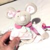 Doudou petite souris grise hochet robe rose